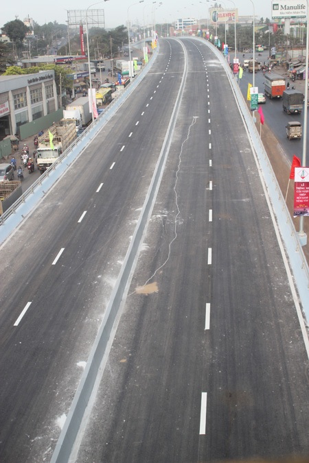 Cầu vượt thép nhìn từ trên cao