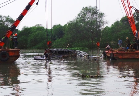 Các thợ lặn tiến hành móc thân tàu vào cần cẩu để nâng nhẹ chiếc tàu lên