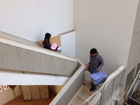 Hai vợ chồng chị Tâm đưa con về nhà