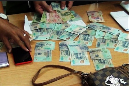 Băng “2 ngón” móc túi hàng chục triệu đồng mỗi ngày tại Sài Gòn - 3 Tang vật mà công an thu giữ