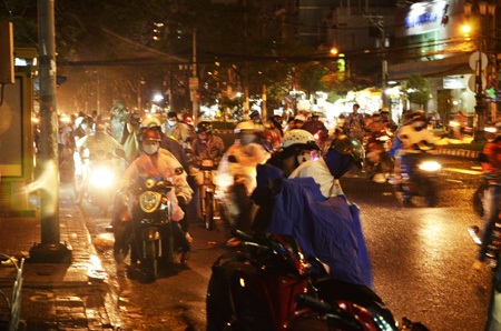 Người Sài Gòn hối hả chạy trốn cơn mưa trái mùa - 4 Nhiều người loay hoay tấp vào lề mặc áo mưa