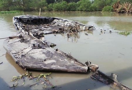 Chiếc tàu bắt đầu nhô lên mặt nước