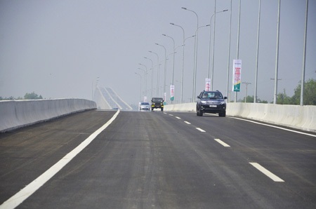 Những chiếc xe đầu tiên chạy trên cao tốc