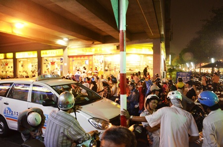 Trú mưa dưới các tòa nhà cao tầng