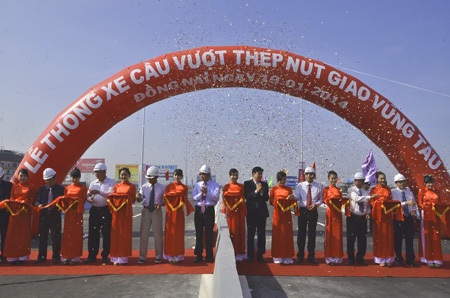 Thông xe cầu vượt thép đầu tiên tại Đồng Nai - 7 Các đại biểu cắt băng khánh thành cầu vượt thép ngã ba Vũng Tàu