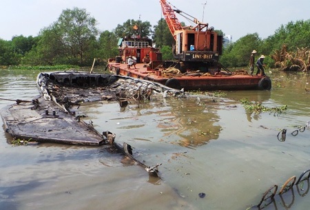 Chiếc tàu bắt đầu nhô lên mặt nước