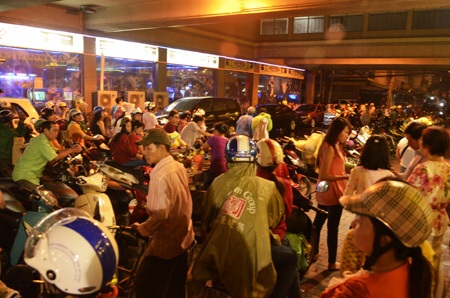 Người Sài Gòn hối hả chạy trốn cơn mưa trái mùa - 6 Trú mưa dưới các tòa nhà cao tầng