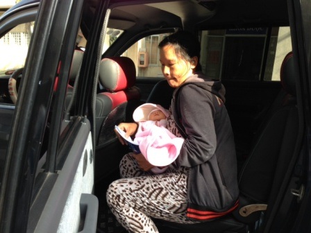 Hai vợ chồng chị Tâm đưa con về nhà