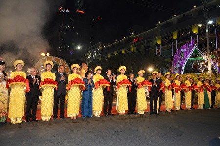 Đường hoa Nguyễn Huệ chào xuân với một đàn ngựa - 5 Đoàn đại biểu cắt băng khai mạc đường hoa Nguyễn Huệ 2014.