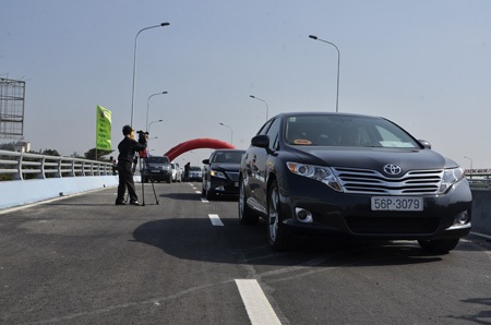 Thông xe cầu vượt thép đầu tiên tại Đồng Nai - 8 Những chiếc xe đầu tiên qua cầu