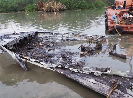 Toàn bộ phần khung trên của tàu bị cháy rụi