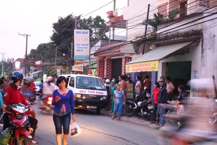 Nhiều người dân tập trung quanh hiện trường để theo dõi vụ việc