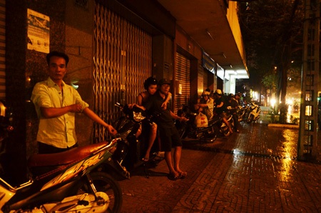 Người Sài Gòn hối hả chạy trốn cơn mưa trái mùa - 7 Nhiều người tấp xe vào lề đường đợi mưa tạnh mới đi tiếp