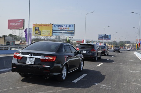 Những chiếc xe đầu tiên qua cầu