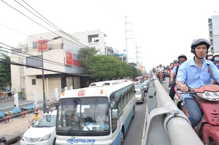 Giao thông trên cả 2 hướng ùn ứ nghiêm trọng