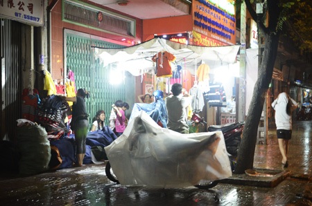 Người Sài Gòn hối hả chạy trốn cơn mưa trái mùa - 2 Người dân dọn hàng nghỉ bán vì mưa trái mùa
