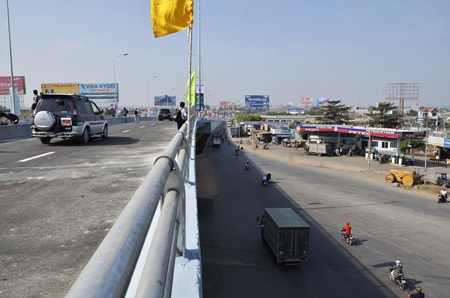 Thông xe cầu vượt thép đầu tiên tại Đồng Nai - 10 Sau khi thông xe, khu vực trở nên thông thoáng