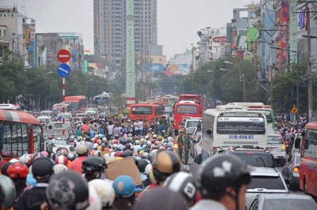 Đến 18h, giao thông qua khu vực vẫn ùn tắc kéo dài