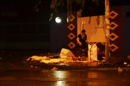 Người Sài Gòn hối hả chạy trốn cơn mưa trái mùa - 8 Thu dọn hàng hóa nghỉ sớm vì mưa lớn