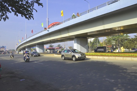 Thông xe cầu vượt thép đầu tiên tại Đồng Nai - 11 Sau khi thông xe, khu vực trở nên thông thoáng