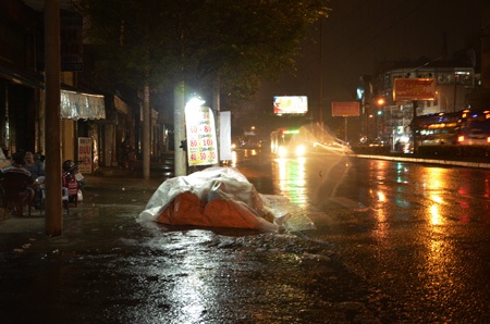 Người Sài Gòn hối hả chạy trốn cơn mưa trái mùa - 9 Thu dọn hàng hóa nghỉ sớm vì mưa lớn