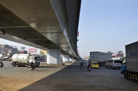 Thông xe cầu vượt thép đầu tiên tại Đồng Nai - 12 Sau khi thông xe, khu vực trở nên thông thoáng