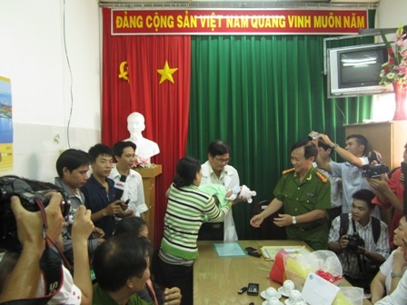 Lãnh đạo công an quận 7 trao cháu bé cho gia đình