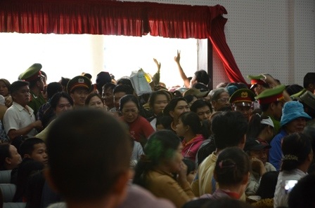 Người dân tập trung rất đông bên ngoài phiên tòa