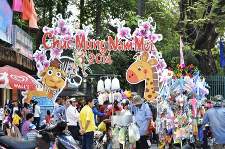 Khu vui chơi đông nghẹt sáng mùng 2 Tết - 1 Hàng ngàn người đã đổ về Thảo Cầm Viên để vui chơi sáng mùng 2 Tết
