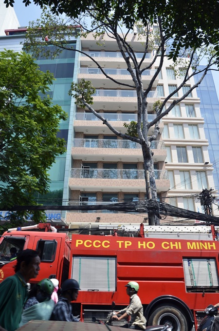 Khói bao trùm tòa nhà cao tầng, hàng trăm nhân viên tháo chạy - 2 Đám cháy xảy ra giữa khe hở của 2 tòa nhà