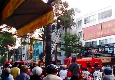 Cháy nhà ngày tết, 1 người chết, 4 người bị thương - 1 Xe thang tiếp cận hiện trường vụ cháy