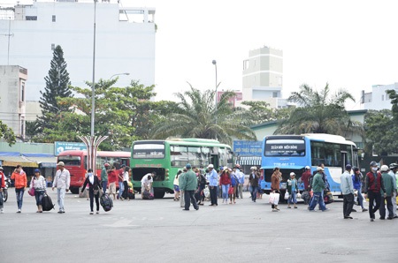 Dòng người chen chúc đổ về TPHCM sau Tết - 2 Các bến xe bắt đầu nhộn nhịp sau những ngày nghỉ Tết
