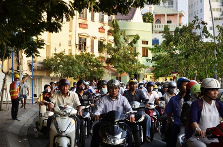 Các tuyến đường dẫn vào cầu tạm cũng bị ùn ứ