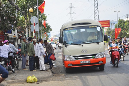 Dòng người chen chúc đổ về TPHCM sau Tết - 12 Xe dù trả khách tại đường Kinh Dương Vương trước bến xe miền Tây