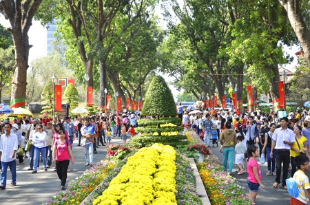 Khu vui chơi đông nghẹt sáng mùng 2 Tết - 4 Nhiều em nhỏ được bố mẹ dẫn đi vui chơi, tham quan Thảo Cầm Viên