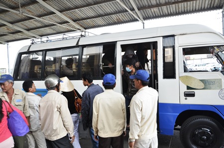 Dòng người chen chúc đổ về TPHCM sau Tết - 11 Đội ngũ xe ôm cũng hoạt động hết công suất