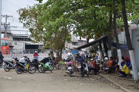 Dòng người chen chúc đổ về TPHCM sau Tết - 7 Nhiều người tấp vào các quán cóc dọc đường nghỉ ngơi để lấy lại sức mới đi tiếp