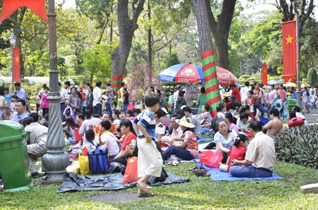Khu vui chơi đông nghẹt sáng mùng 2 Tết - 16 Sau khi chơi mệt thì được bố mẹ