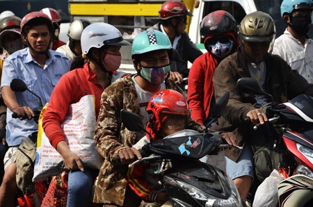 Dòng người chen chúc đổ về TPHCM sau Tết - 5 Mệt mỏi với quãng đường dài