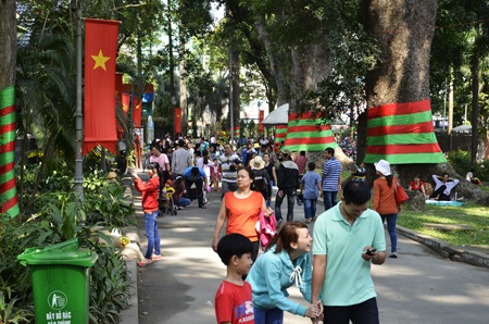 Khu vui chơi đông nghẹt sáng mùng 2 Tết - 3 Nhiều em nhỏ được bố mẹ dẫn đi vui chơi, tham quan Thảo Cầm Viên