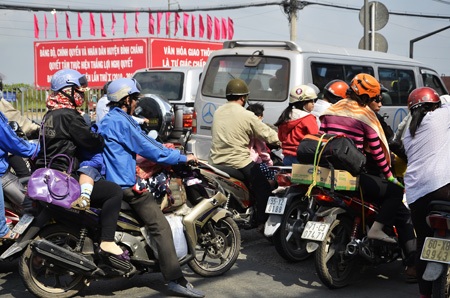 Dòng người chen chúc đổ về TPHCM sau Tết - 6 Mệt mỏi với quãng đường dài