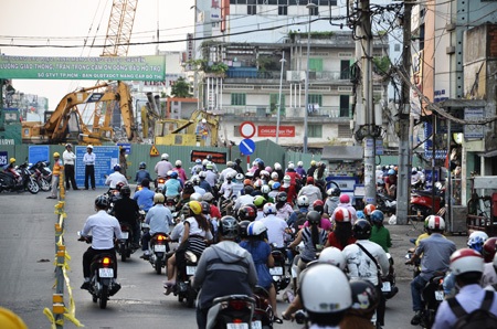 Các tuyến đường quanh cầu Kiệu kẹt xe ngày đầu tuần - 3 Các tuyến đường dẫn vào cầu tạm cũng bị ùn ứ