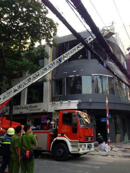 Cháy quán cà phê sắp khai trương, hàng chục người tháo chạy - 2 Xe thang được điều đến hiện trường để cứu những người bị mắc kẹt phía trên