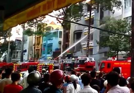 Cháy nhà ngày tết, 1 người chết, 4 người bị thương - 2 Các chiến sĩ chữa cháy quận 1 và quận 11 có mặt để dập lửa