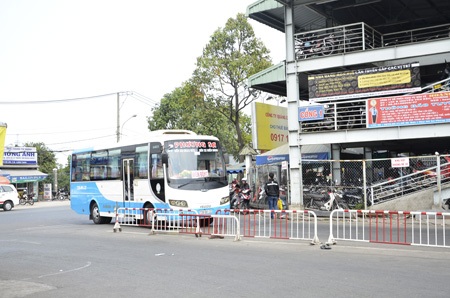 Dòng người chen chúc đổ về TPHCM sau Tết - 13 Các phương tiện chở khách vào bến xe miền Đông sáng 3/2