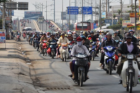 Người dân miền Tây bắt đầu trở lại Sài Gòn bằng xe gắn máy trong sáng mùng 4 Tết
