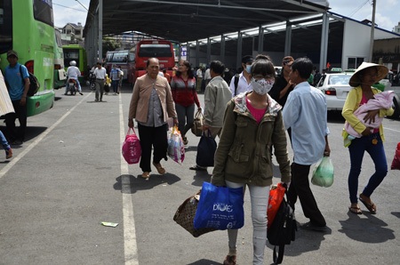 Ai cũng lỉnh kỉnh đồ đạc, quà quê