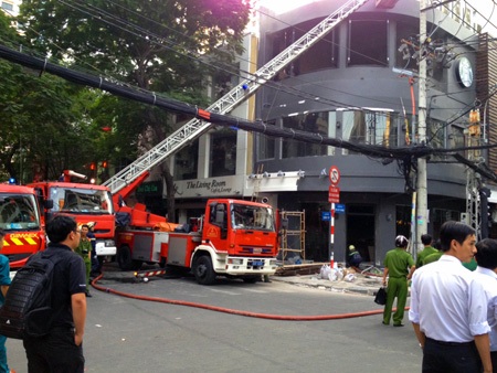 Cháy quán cà phê sắp khai trương, hàng chục người tháo chạy - 1 Hiện trường vụ cháy