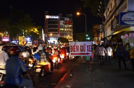 Các bãi giữ xe tự phát mọc lên như nấm