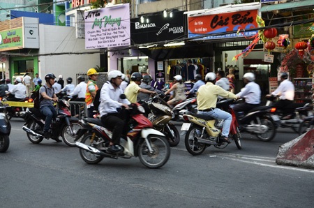 Các tuyến đường quanh cầu Kiệu kẹt xe ngày đầu tuần - 7 Lực lượng chức năng đã phải mở con lươn để các phương tiện lưu thông dễ dàng